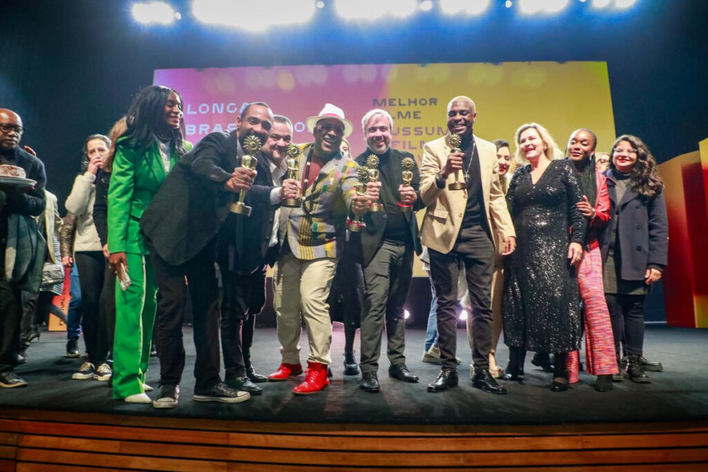 51º Festival de Cinema de Gramado - "Mussum, O Filmis", de Silvio Guindane recebe o prêmio de Melhor Longa-metragem brasileiro, entregue pela presidente da Gramadotur Rosa Helena Volk | Foto: Edison Vara/Agência Pressphoto