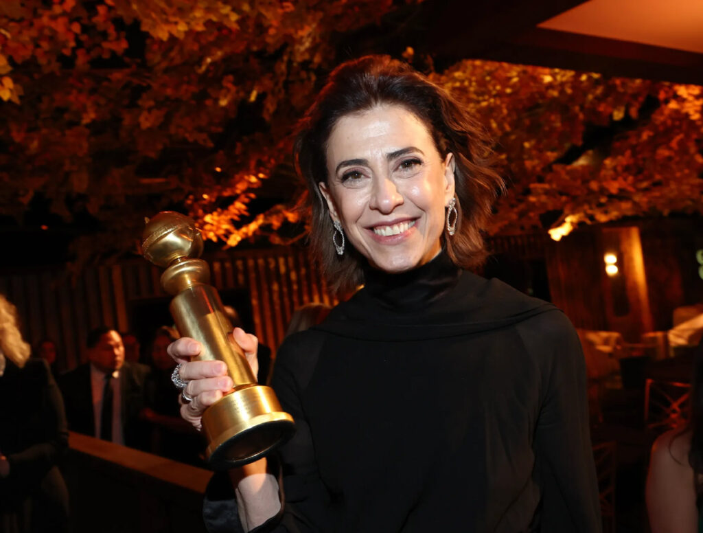 Fernanda Torres e seu Globo de Ouro por "Ainda Estou Aqui" - Foto: goldenglobes.com